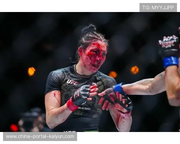 UFC赛场现尴尬一幕：重量级选手巴内特短裤滑落，缠斗瞬间变-社死现场-